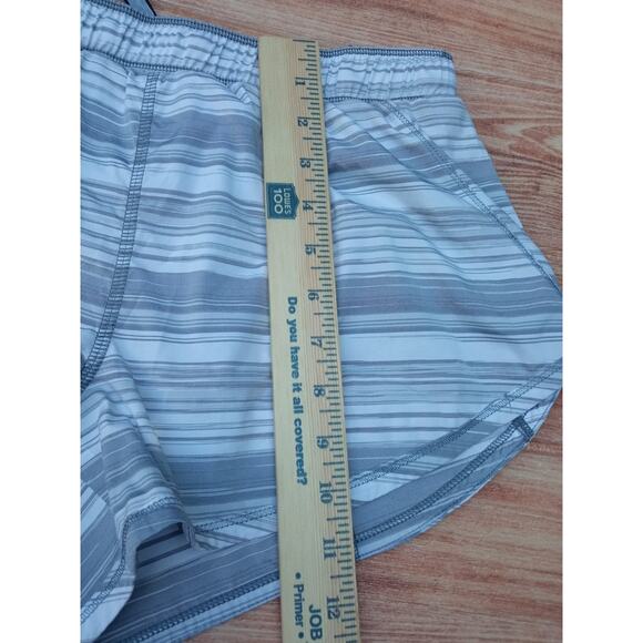 Lululemon Women's Shorts Speed Up Gray /White Size Medium - Picture 8 of 10